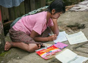 Ученье - свет, а неученье - чуть свет и на работу ;) / Нерадивая ученица переписывает домашнее задание :(
