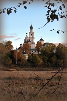 &nbsp; / Благовещенский Киржачский женский монастырь.Основан Благовещенский монастырь Сергием Радонежским, в середине XIV века. Из-за конфликта со своим братом Сергий покинул Троицкую обитель, и удалился на берег реки Киржач. Место это он выбрал по совету своего друга, преподобного Стефана Махрищского, монастырь которого находится в нескольких километрах севернее ...