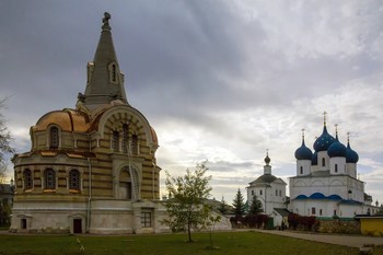 Серпуховский мужской монастырь. Слева - храм Всех Святых (1896) / Прогулки по Серпухову