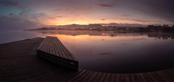   / Sonnenaufgang am Wallersee, Panorama aus 5 Einzelbildern