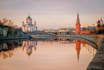 Московское отражение / Отражение Храма Христа Спасителя и Водовзводной башни
Reflection of the Cathedral of Christ the Savior and the Water Tower