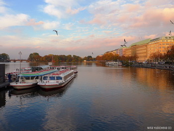 Alster Hamburg / Озеро Альстер. Alster Lake.
https://www.youtube.com/watch?v=NtnlTtRceUs&amp;list=UUEOp3amNaNT0205lPmdFi8w&amp;index=6
https://www.youtube.com/watch?v=shvDCXIyNb0