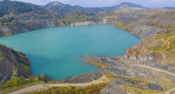 Бирюзовое озеро / Сахалин, до войны японцы добывали здесь уголь в руде которого содержался германий. Именно он дал окраску воде