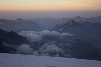 Вид с вершины Breithorn / Пеннинские Альпы. Раннее утро. Подъем на вершину Breithorn.