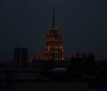 "Ночью, когда бреду, в чьей-то любви промокнув..." / "Ночью, когда бреду,
В чьей-то любви промокнув,
Видя мою беду,
Гаснут чужие окна ..."
В.Орехов