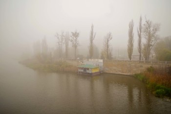 набережная в тумане / Река Южный Буг.Туман.