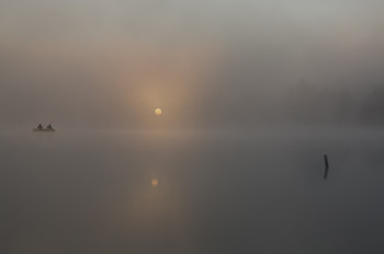 2 рыбака и одинокий фотограф:) / утро, рассвет, деревня, рыбалка, туман, озеро