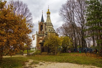 Храм в с.Остров / История храма Преображения Господня неразрывно связана с историей села Остров. Село Остров — одно из древнейших в Подмосковье. Впервые оно упомянуто в духовной грамоте великого князя московского Ивана Калиты в 1328 г. В XIV-XVII вв. Остров — дворцовое село, служившее загородной резиденцией великих князей и российских самодержцев.