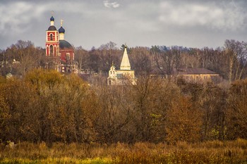 &nbsp; / ВИД НА ХРАМЫ (ПЕТРОПАВЛОВСКИЙ - СЛЕВА И НИКОЛЬСКИЙ, БЫВШИЙ ПЕТРОВСКИЙ - СПРАВА) В УСАДЬБЕ ПЕТРОВСКОЕ, НЕДАЛЕКО ОТ ЛЫТКАРИНО, МОСКОВСКОЙ ОБЛАСТИ.