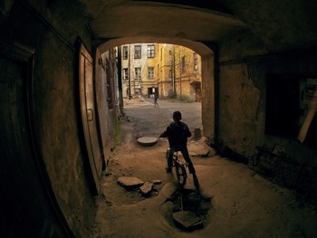 питерские дети(серия) / люди, живущие в старом дворе, недалеко от Иссаиевской площади