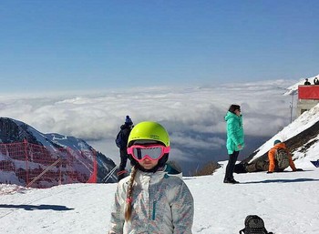 Готова к спуску на горныз лыжах / Девочка готова к спуску на горных лыжах на Роза Хутор
