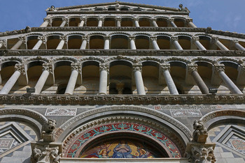 Duomo di Santa Maria Assunta / Взгляд на фасад Пизанского кафедрального собора.