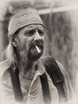 Про фотографа. / Лямки фотоаппаратов и рюкзаков иногда похожи на бечевы тянущие судно...