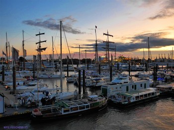 Hafen City Hamburg / Альбом «Лайнеры, парусники, пароходы»: http://fotokto.ru/id156888/photo?album=62974 
Слайд-шоу Берег Эльбы:

https://www.youtube.com/watch?v=_8iY4QcGL-A&amp;t=8s

https://www.youtube.com/watch?v=EVMHpH6SJxA

Корабли на Эльбе:

https://www.youtube.com/watch?v=DA7DProSV6o&amp;list=UUEOp3amNaNT0205lPmdFi8w&amp;index=19

Портовый центр и складской район Гамбурга:

https://www.youtube.com/watch?v=i0kxa-sex6o

https://www.youtube.com/channel/UCEOp3amNaNT0205lPmdFi8w/videos?view=0&amp;sort=dd&amp;shelf_id=1