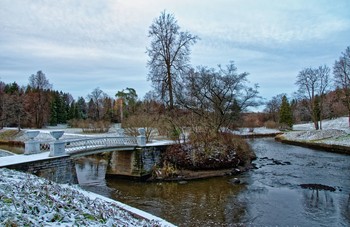 Первый снег. / Павловский парк. Мост через реку Славянка.