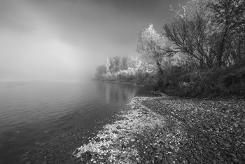 Осень на берегу. / Ч/Б вариант.