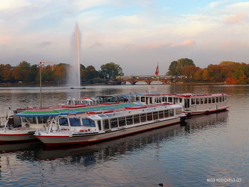 Alster Hamburg / Озеро Альстер. Alster Lake.
 Alster Video: https://www.youtube.com/watch?v=YdvFUdm0nQ0&amp;feature=youtu.be Alster Video: https://www.youtube.com/watch?v=NtnlTtRceUs&amp;list=UUEOp3amNaNT0205lPmdFi8w&amp;index=6 Alster Video: https://www.youtube.com/watch?v=shvDCXIyNb0 Instagram: https://www.instagram.com/nina.yudicheva/channel/ Моё фото на конкурсе «Настроение: золотая осень»: http://fotokto.ru/photo/concurs?id=166&amp;success#concurs127318