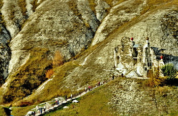 Дорога к храму. / В двух километрах от Дона близ села Костомарово находится Спасский женский монастырь. Главной достопримечательностью обители являются уникальные пещерные храмы, находящиеся в толще меловой горы.