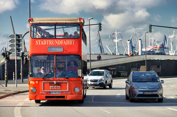 Красный двухэтажный кабриолет / Гамбург