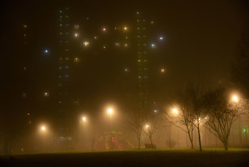 "Сонная нынче погода ..." / "Сонная нынче погода,
 В городе властный туман.
 Это весенняя ода
 Или осенний обман ?.."