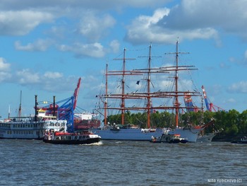 Hafen Geburtstag / Гамбург. День рождения порта (830). Барк &quot;Седов&quot; &amp; компания
День рождения порта – крупнейший морской праздник, проводится в Гамбурге ежегодно в начале мая и собирает больше миллиона зрителей. Парад кораблей, балет буксиров, экскурсии на военных фрегатах, живая музыка, фейерверк, много вкусных и разнообразных кулинарных блюд, радостное настроение, веселье и прощальное шествие кораблей - всё это ожидает зрителей в течение четырёх дней праздника порта. 
День рождения порта:
https://www.youtube.com/watch?v=4f11cYWe-xM

http://www.chaika.ru/cities/2/events/0/1794/
Слайд-шоу Берег Эльбы:

https://www.youtube.com/watch?v=_8iY4QcGL-A&amp;t=8s

https://www.youtube.com/watch?v=EVMHpH6SJxA

Корабли на Эльбе:

https://www.youtube.com/watch?v=DA7DProSV6o&amp;list=UUEOp3amNaNT0205lPmdFi8w&amp;index=19

Портовый центр и складской район Гамбурга:

https://www.youtube.com/watch?v=i0kxa-sex6o

https://www.youtube.com/channel/UCEOp3amNaNT0205lPmdFi8w/videos?view=0&amp;sort=dd&amp;shelf_id=1