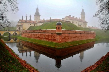 Зарисовки о замке г.Несвиж / Беларусь. Несвиж. Замок - очарование. Но не менее замечателен парк и пруды вокруг замка.