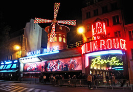 Moulin Rouge / фр. (Moulin Rouge, буквально «Красная мельница») — знаменитое классическое кабаре в Париже .Самый высокий холм Парижа — Монмартр. До середины XIX века он был известен своими виноградниками и мельницами. Ныне на Монмартре осталась только одна— Красная мельница, в переводе — «Мулен Руж», известное на весь мир кабаре с феерическим танцевальным шоу и конечно знаменитым традиционным французским канканом.. Ведь Мулен Руж — это часть истории Парижа это — символ. Символ сбывшихся и несбывшихся надежд, разбитых и соединившихся сердец, творчества и порока, красоты и безобразия.Мулен Руж стал тем местом, где развлечение объединило самые разные группы людей, перемешало артистов, пьяниц, воров, проституток, художников, буржуазию и аристократию. Здесь стиралась граница между высоким и низким, между искусством и шоу. Французский художник Анри де Тулуз-Лотрек написал множество картин со сценами из жизни мьюзик-холла.