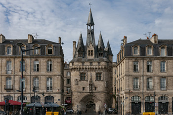 Дворцовые Ворота / Городские ворота 15 века в историческом центре Бордо