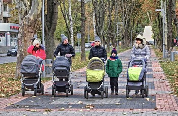 мамаши.. / Молодые мамы на проспекте