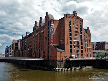 MARITIMES MUSEUM HAMBURG / Международный Морской Музей в Гамбурге.
Слайд-шоу Морского музея в двух частях, поскольку музей огромный (9 этажей) Чтобы осмотреть все, прочитать информацию (а мне еще перевести с немецкого:) потребовалось бы дней десять. Я провела в музее только три часа. Впечатление грандиозности музея и восхищение человеком, собравшим эту великолепную коллекцию. 80-летний Петер Тамм (Peter Tamm) в 2004 году передал свою коллекцию Гамбургу.
Alle Fotos in Video von Nina Yudicheva (c)

Смотрите слайд-шоу:

https://www.youtube.com/watch?v=DBXV8Ty7J44

https://www.youtube.com/watch?v=H0KRhRMNZMk