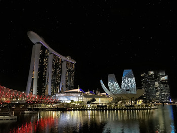 Ночной Сингапур / Набережная Сингапура освещена миллионами огней и световыми шоу