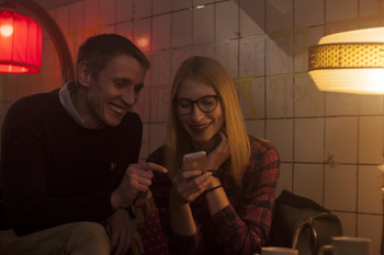 Уютные ребята / Сфотографировал ребят на творческом вечере, понравилось как на них лег мягкий свет от ламп