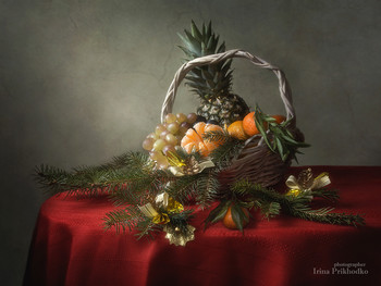 Новогоднее настроение / натюрморт с корзиной фруктов