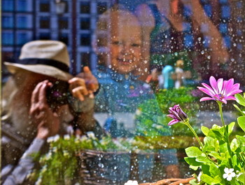 Однажды летом... / Старый да малый цветком любовались :)
(Отражения)