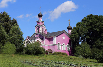 Церковь Воздвижения Креста Господня / Лукино. Крестовоздвиженский Иерусалимский монастырь. Церковь Воздвижения Креста Господня. Церковь строилась в 1847-1848 гг. в качестве домового усадебного храма помещицы А.П. Головиной. С образованием монастыря была существенно перестроена и расширена. Существующая архитектура сочетает элементы позднего классицизма и художественной эклектики. Оригинальная особенность - размещение купола с главой над алтарной частью.