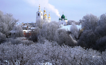 Белый дым / Вид на Благовещенскую церковь и Спасо-Преображенский собор