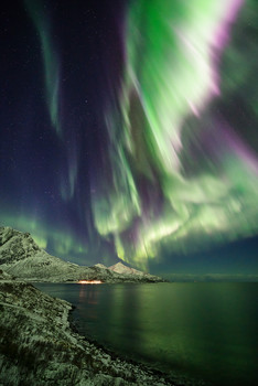 &nbsp; / Wenn ein Polarlicht der Stärke KP5 (also Polarlichtsturm) über einem hinweg fegt, weiß man vor Schreck nicht wohin man zu erst schauen soll. Von fotografieren will ich erst garnicht reden. Ich bin so überglücklich, das einmal in meinen Leben live erleben zu dürfen.
Achja, ein Titel ist mir für dieses Bild vor Schreck noch garnicht eingefallen