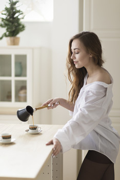 На мой взгляд / кто любит кофэ по утрам
тот поступает мудро