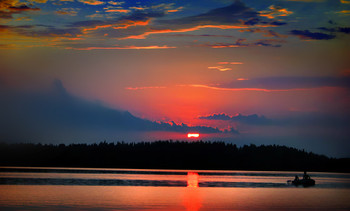 Ультрамариновый закат над лесным озером / Бывают иногда и такие дымчато-ярко-цветастые закатиЩа! Хочешь, чтобы от тебя никогда не падала тень? Тогда не ищи место под солнцем…