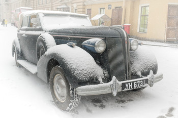 1937 Buick Series 40 Special / Внешний вид Buick Special Series 40 был пересмотрен в 1937 году с несколькими заметными изменениями, в основном это касалось передней части. Серия 40 1936-го года имела одну вертикальную решетку, модель 1937-го года имела горизонтальную решетку, разделенную по центру. Высота автомобиля была снижена почти на два дюйма, при этом салон остался таким же. У автомобиля был встроенный восьмицилиндровый двигатель с верхним расположением клапанов, сила которого равнялась 100 лошадиным. Улучшенный механизм клапанов сделал автомобиль намного тише предыдущей версии. Система охлаждения также была улучшена. Кроме этого автомобиль имел обогреватель.

Ретро автомобиль со съемок фильма &quot;Sardar Udham&quot;