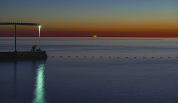 Ночь,море,рыбак, фонарь... / Геленджикские зарисовки