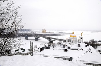 Господи, так снега захотелось… / Господи, так снега захотелось…
Хлопьями, летящего с небес,
Чтоб земля невестою оделась
И туман над городом исчез…

Хочется снежинок первых, нежных,
Чтобы люди, позабыв дела —
Вверх смотрели на подарок снежный.
Чтоб сказали вслух: «Зима пришла!»

Хочется услышать смех детишек,
С восхищеньем, трогающих снег…
Вечера зимой добрей и тише,
И блестит вуаль замёрзших рек…

Господи, так снега захотелось…
Хлопьями, летящего с небес,
Чтоб зимой душа людская грелась
Ожиданьем счастья и чудес…

Ирина Самарина.