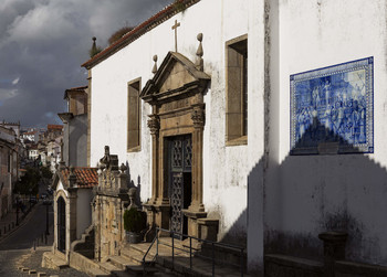 ::: / На переднем плане церковь Святого Висента (Igreja de São Vicente - Bragança)
Церковь была построена в XIII веке как приходская. В XVI веке была перестроена по приказу тогдашнего епископа. С этой церковью связано предание о том, что здесь в 1352 году настоятель собора Жил тайно обвенчал принца Педру (король Португалии с 1357 по 1367 годы) с придворной дамой Инеш ди Каштру. В этом же храме генерал Сепулведа призвал население Брагансы выступить против французских интервентов в 1808 году. Этот факт отображен на изразцовом панно, которое было установлено на южном фасаде в 1929 году.