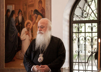  / архиерей около иконы