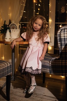 Вика / модель Вика Ратникова
причёска Галина Князева
локация кафе «Camino»