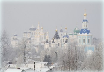 В королевстве, где живёт декабрь / Застилая белым пухом берега,
Зачесав седые пряди на бок,
Закружила, раскидала жемчуга,
В Королевстве, где живёт декабрь
И деревья, словно в хрустале,
Что слезой прозрачной застывают,
Ярким светом, будто в серебре,
На ладони, чуть коснувшись, таят
Белым лебедем легла на берега.,
Серых крыш домов, одела в шапки,
И махнув крылом, красавица зима,
На холмы набросит, снежные охапки
Кружа, безмолвно, серебрится снег,
Игриво падая в пушистые постели
И свет луны набросит млечный плед,
Качая звёзды в белоснежной колыбели.
 С. Серёгин