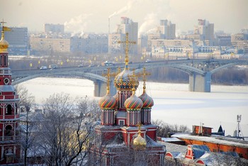 Наступает зимний срок / День за днём и всё вприпрыжку,
Дел с заботами - гора.
Что там пишут в умных книжках?
Быстротечно время слишком,
Молод был.., но то - вчера.
Лёд засахарился в лужах,
И пронзительно в окно
Ветродуй вовсю «утюжит»,
Гонит северную стужу,
Божий день - кругом бело.
И декабрь, как эстафету, -
Наступает зимний срок -
От заката до рассвета
Шлёт полярные приветы.
Ой, морозит! Ух, продрог!
Кутышев Евгений