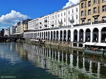 Alsterarkaden / Здание на озере Альстер. Alster Lake. http://fotokto.ru/id156888/photo?album=62939
Альбом «Архитектура»: http://fotokto.ru/id156888/photo?album=60147
Alster Video:
https://www.youtube.com/watch?v=YdvFUdm0nQ0&amp;feature=youtu.be

Alster Video: https://www.youtube.com/watch?v=NtnlTtRceUs&amp;list=UUEOp3amNaNT0205lPmdFi8w&amp;index=6

Alster Video: https://www.youtube.com/watch?v=shvDCXIyNb0

Instagram: https://www.instagram.com/nina.yudicheva/channel/