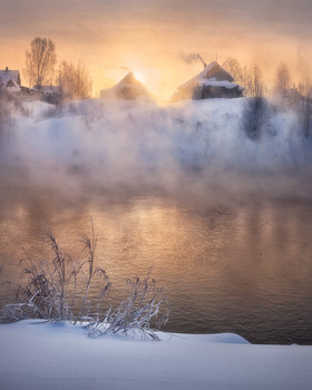 Скупое солнце января / Рассвет на реке Белая Холуница в крещенские морозы