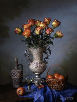 Натюрморт с янтарными розами / Классический натюрморт